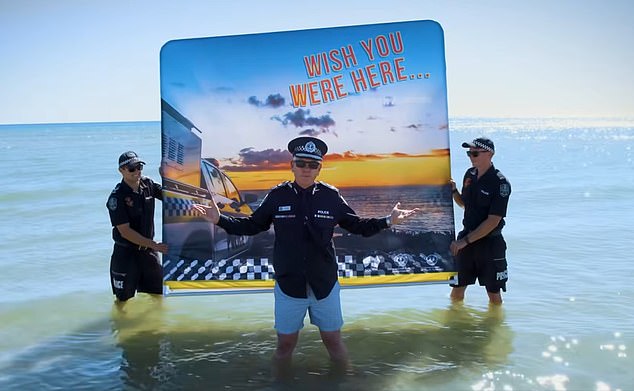 ¡Stripto! La policía australiana tienta a los bobbies británicos a mudarse con la campaña de marketing empapada de sol 12 A medida que avanza el video de la campaña, resulta que ha estado parado frente a una pantalla y eso es en realidad hasta las rodillas en el mar en un par de pantalones cortos en medio de un sol ardiente.