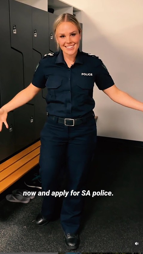 ¡Stripto! La policía australiana tienta a los bobbies británicos a mudarse con la campaña de marketing empapada de sol 16 El video termina con el oficial sonriente con su uniforme mientras se prepara para comenzar su turno