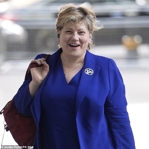 Líder Tory Kemi Badenoch bajo fuego después de que respalda el derecho de Israel a rechazar la entrada a dos parlamentarios laborales 15 La diputada laborista senior Emily Thornberry, presidenta del Comité de Asuntos Exteriores de la Cámara de los Comunes, dijo que estaba