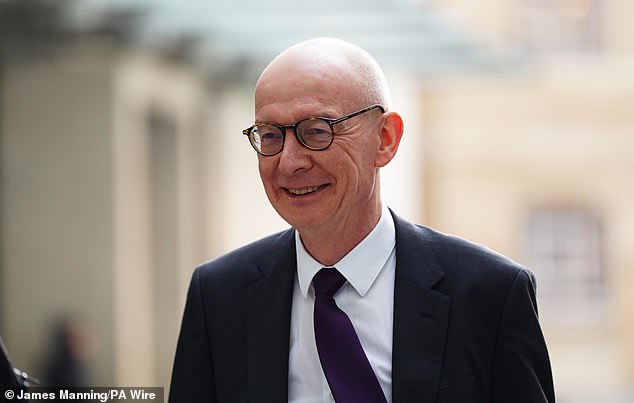 La oficina en casa gasta casi £ 1,000 enviando personal en curso de 'masaje de perros sueco' 4 El ministro de la Oficina del Gabinete, Pat McFadden, ordenó a los departamentos de Whitehall que tome medidas enérgicas en el gasto en tarjetas de crédito del gobierno