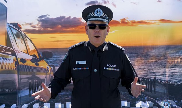 Stripto La policia australiana tienta a los bobbies britanicos a