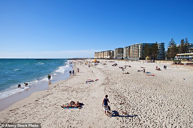 ¡Stripto! La policía australiana tienta a los bobbies británicos a mudarse con la campaña de marketing empapada de sol 13 Los oficiales que se mudan debajo podrán disfrutar de las playas alrededor de Adelaide