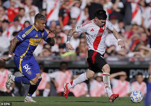 Wonderkid argentino 'Sports Manchester United a favor del gigante europeo' en otro golpe para los planes de transferencia de verano de Ruben Amorim con Red Devils Boss Platting Squad Renovación 16 Mastantuono se convierte en el goleador más joven de su club en febrero pasado a los 16 y cinco meses